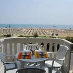 Comfy Seafront With Terrace דירה ביביונה