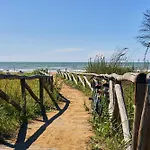 Comfy Seafront With Terrace דירה