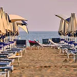 Comfy Seafront With Terrace דירה