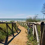 Comfy Seafront With Terrace דירה *