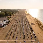 Comfy Seafront With Terrace דירה ביביונה