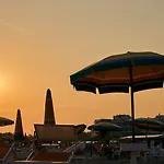 Comfy Seafront With Terrace דירה