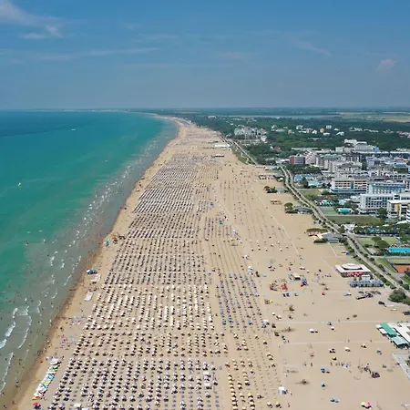 Comfy Seafront With Terrace Lejlighed Bibione